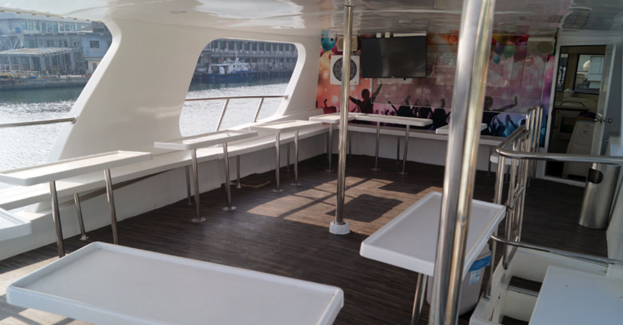 蝴蝶公主號遊艇上甲板